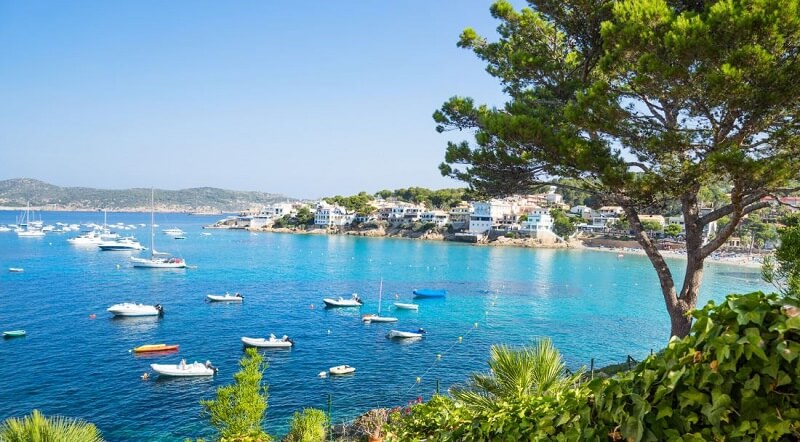 panoramica de Mallorca con casas en la costa que necesitan mejorar su eficiencia energetica del hogar